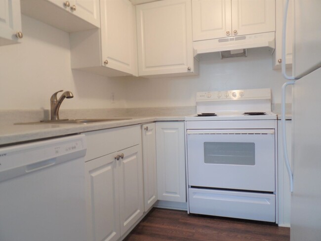 Building Photo - Great value for large, one-bedroom apartme...