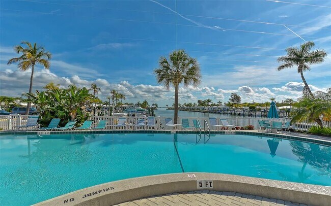 Building Photo - 909 Spanish Dr N