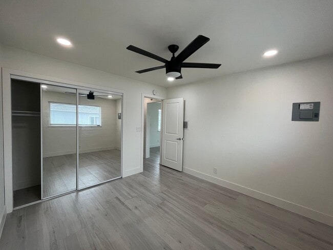 Building Photo - Beautifully Renovated Apartment Steps to t...