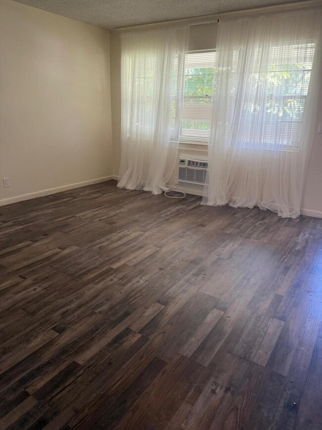 Building Photo - 180 Windsor E