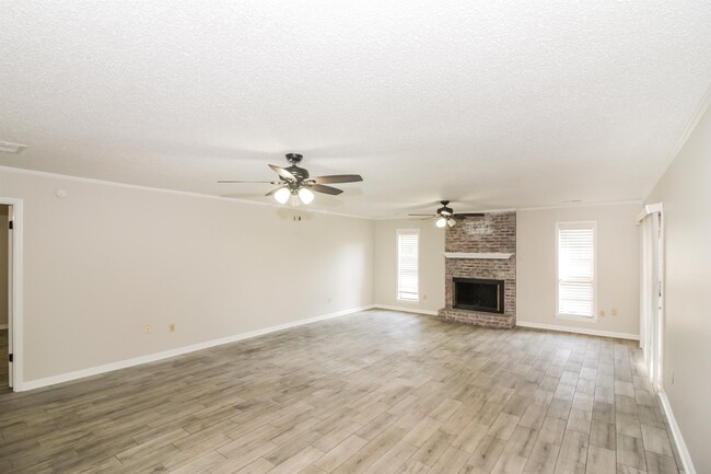 Building Photo - 6885 Silver Hill Ln