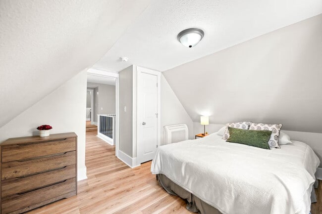 Building Photo - 639 Maple St