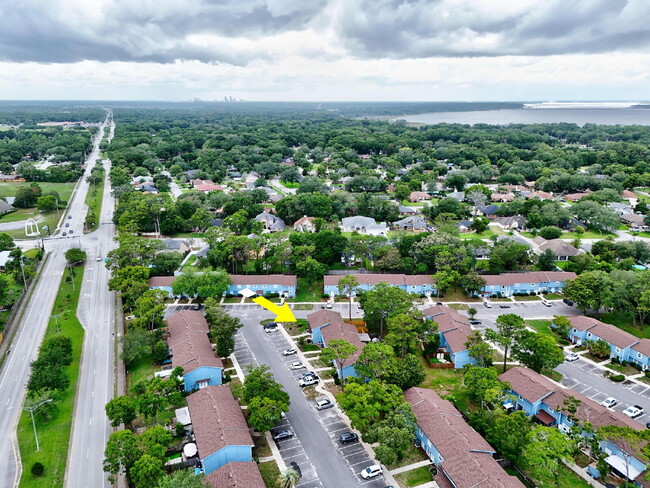 Building Photo - "Charming 2-Bed Townhouse with Modern Comf...