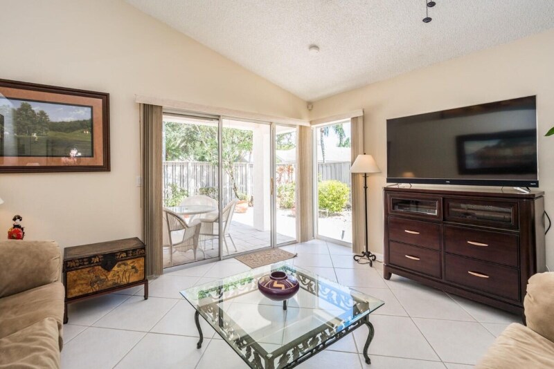 Building Photo - 20 Commodore Pl