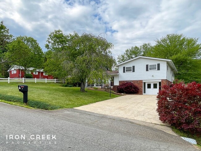 Building Photo - Spacious Three-Bedroom on a Beautiful Lot ...