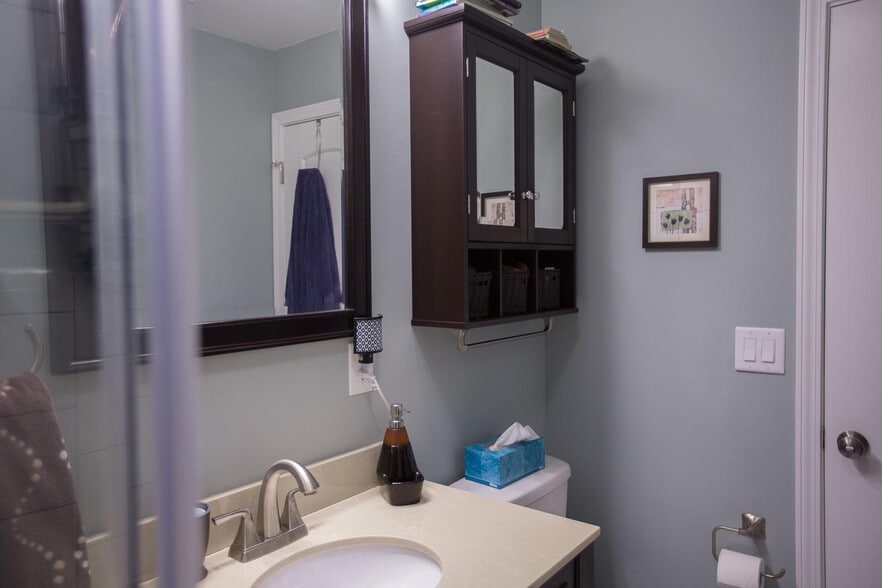 full bath sink - 3000 Golden Rd