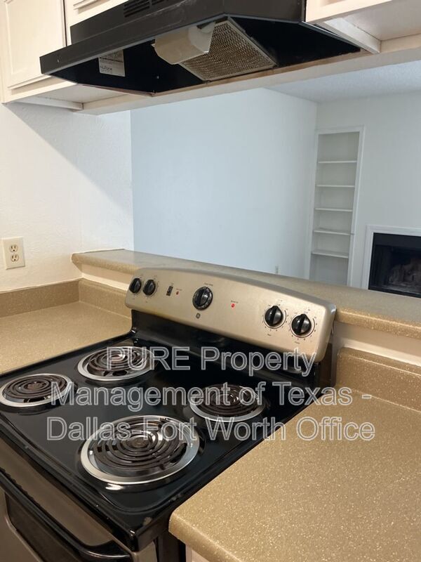 Building Photo - 18333 Roehampton Dr