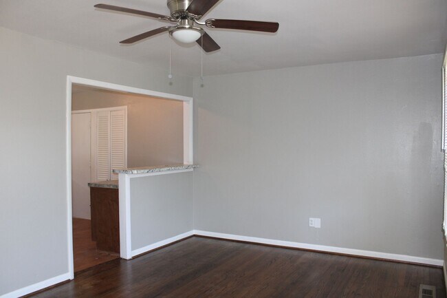Building Photo - REMODELED!!  3 beds, 2 bath