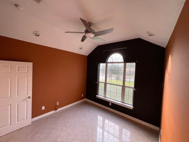 3rd bedroom with large closet - 600 River Bend Dr