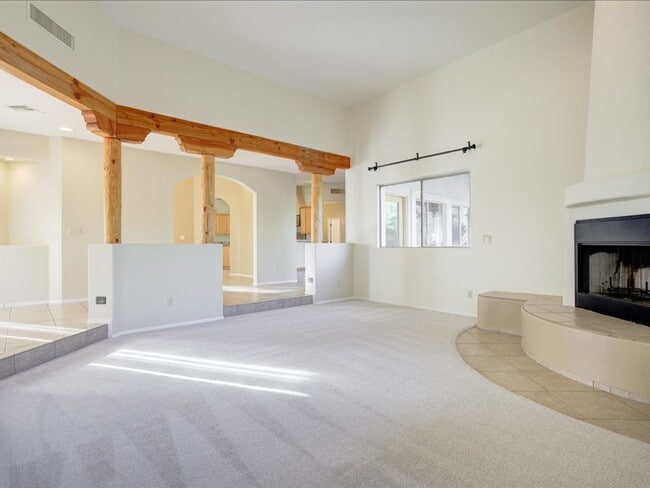 Building Photo - 4 Bedroom 4 Bathroom