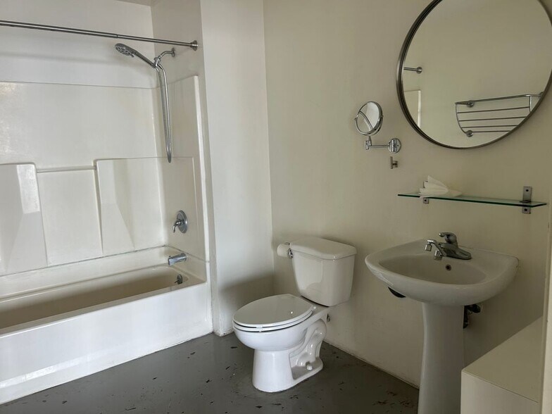 Building Photo - 2404 Wilshire Blvd