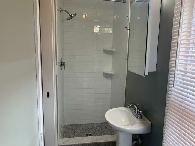 Building Photo - Gorgeous 3BR, Single Family Home IN EAST ROCK! PARKING! LAUNDRY!