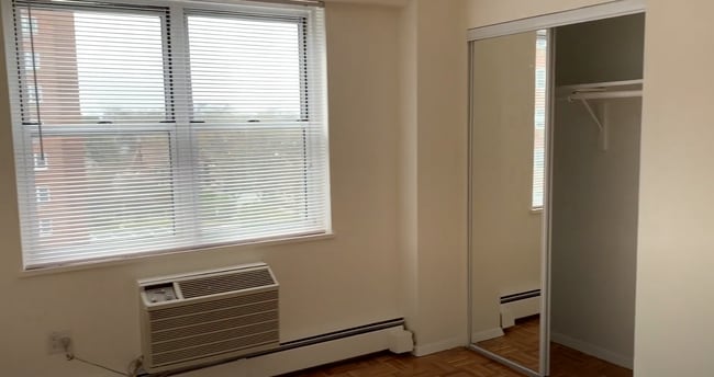 Building Photo - 2-Bed/1.5 Bath Apt in Pet-Friendly Complex; Pet Friendly! Ideal Location in Brookline