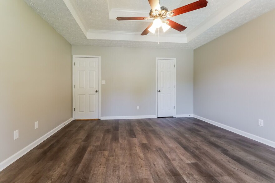 Building Photo - 350 Paris Dr