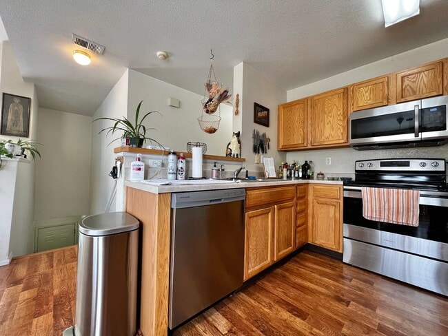 Building Photo - 3 bedroom 2 bathroom Condo in West Fort Co...