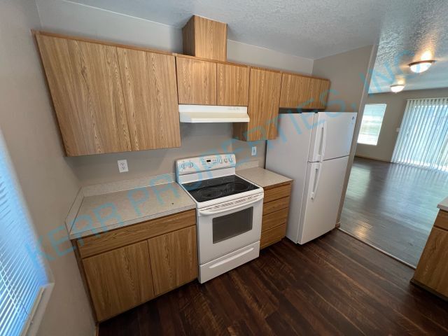 Building Photo - Beautiful 2 bedroom duplex located in Sout...