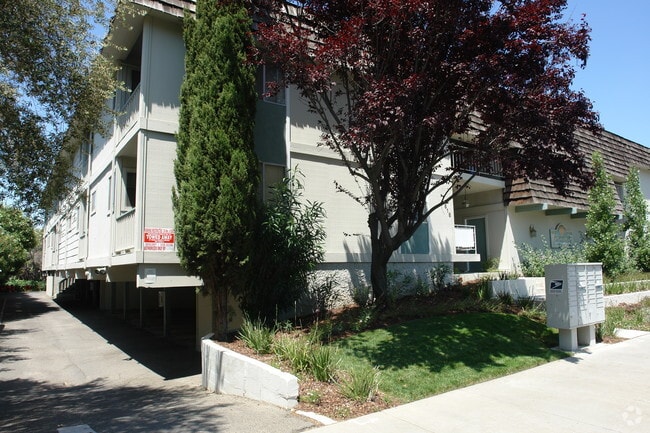 Building Photo - Greentree Apartments