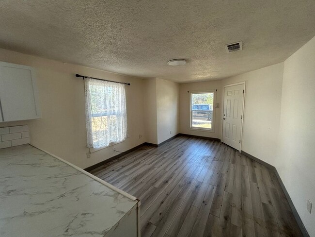 Building Photo - Updated 2 Bedroom Cottage