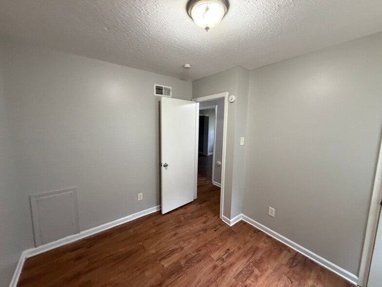 Building Photo - 1507 Mary Jane Ave