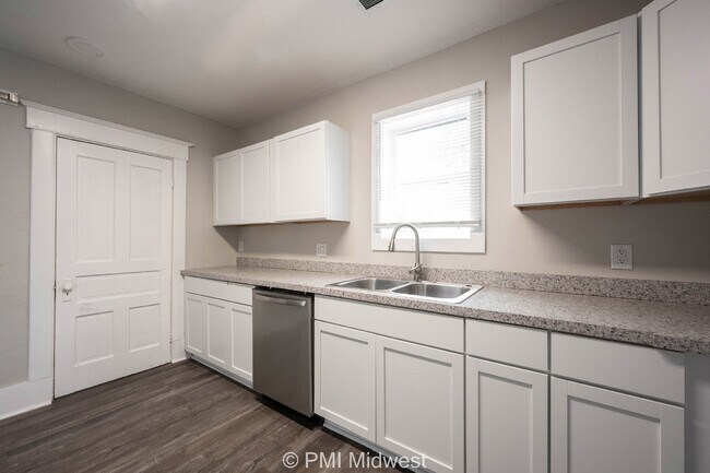 Building Photo - "Charming 3-Bedroom Duplex Haven on W 29th St – Spacious 1031 Sq Ft Gem in Indianapolis!"