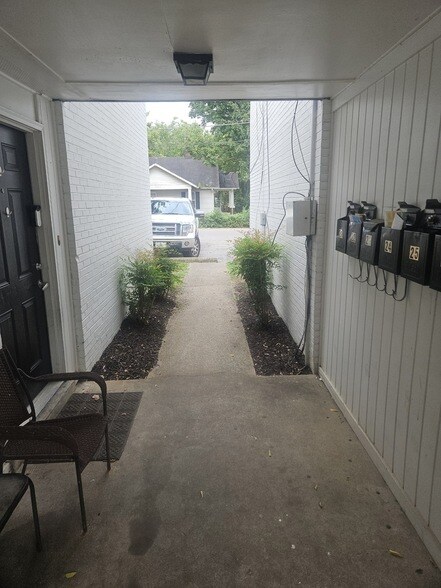 Building Photo - 802 E Main St