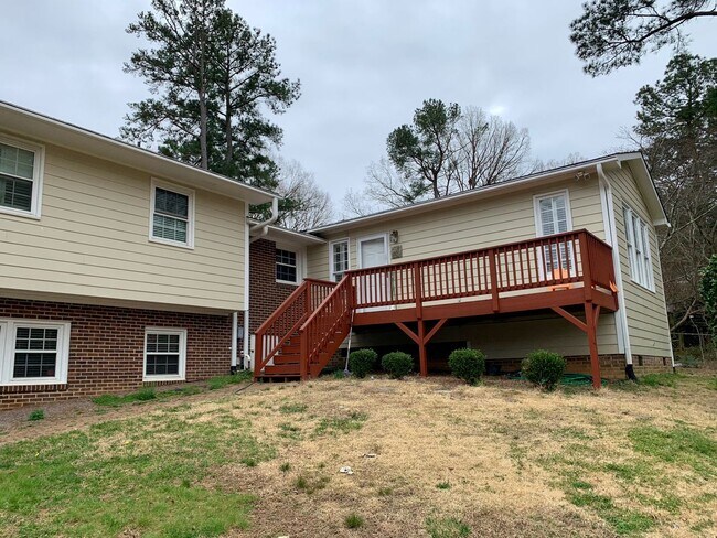 Building Photo - Spacious 4 Bed | 3 Bath Split Level Home i...