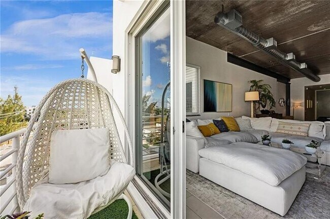 Building Photo - 110 SE 2nd St