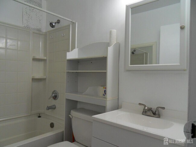 Building Photo - 28 Woodedge Ave