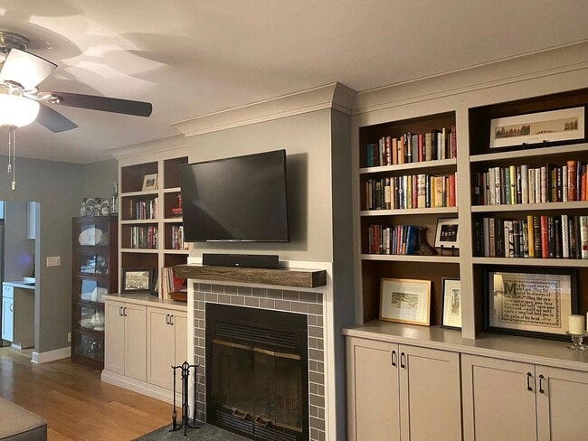 Building Photo - Spacious Downtown Indy Townhouse with Char...