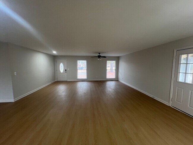 Building Photo - 3 Bedroom 2 Bathroom. Single Level Home.