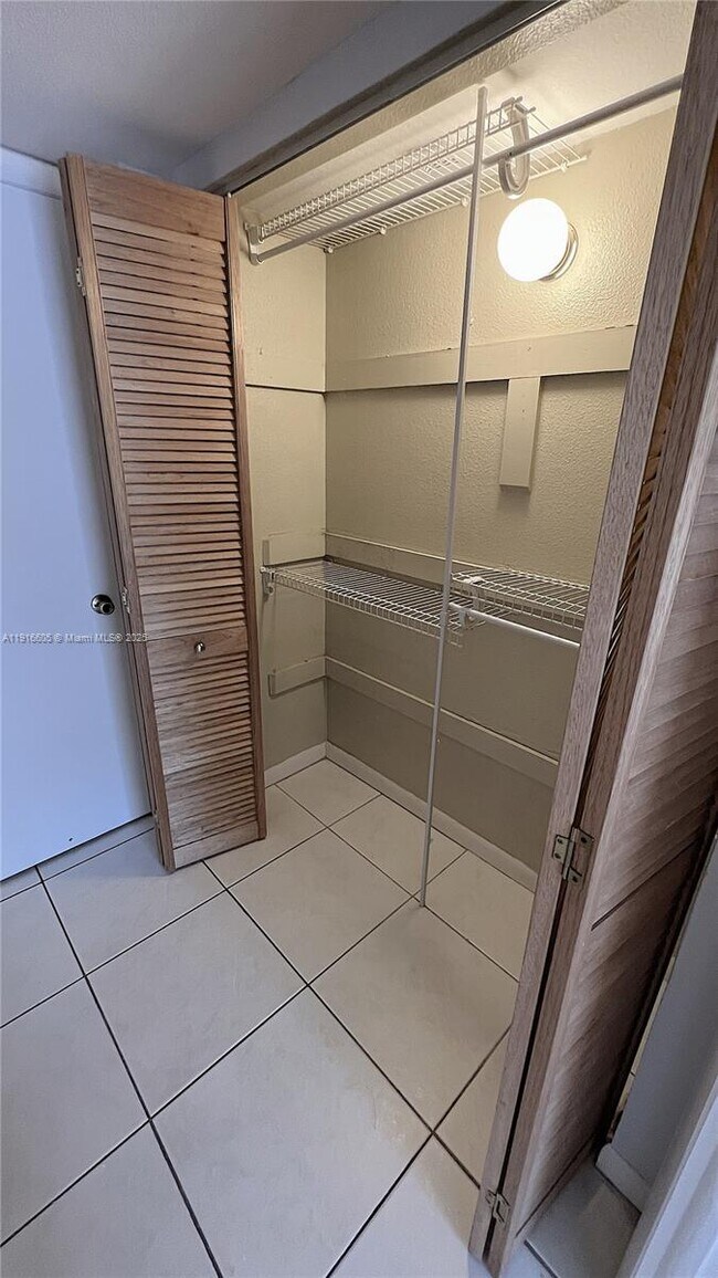 Building Photo - 9350 Fontainebleau Blvd