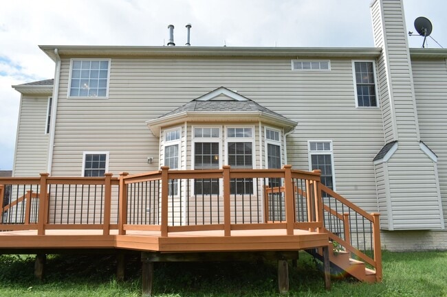 Building Photo - Bright & Spacious Home in Fredericksburg!
