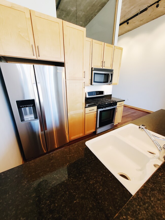 Building Photo - Stunning 1BED/1BATH Third Ward Condo