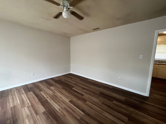 Building Photo - 903 Jamestown Dr