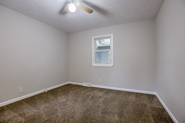 Building Photo - 4 Bedroom Home-Move In Special