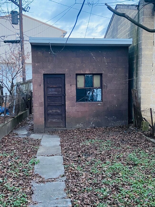 Building Photo - 3 Bedroom House, Garage-York City SD