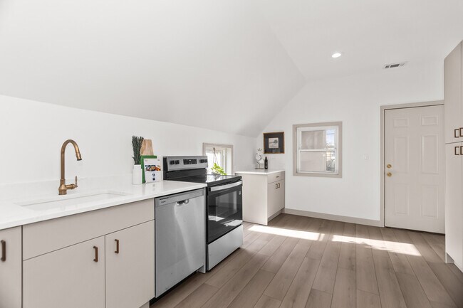 Building Photo - 2846 N Troy St