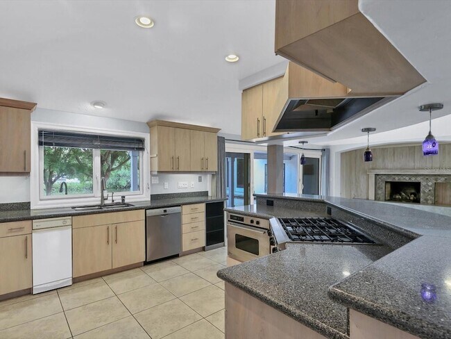 Building Photo - 3424 Tanglewood Dr