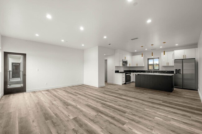 Building Photo - 1920 S Sherbourne Dr