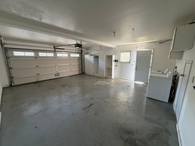 Building Photo - Modern 3 Bedroom, 2.5 Bath Two-Story Townh...