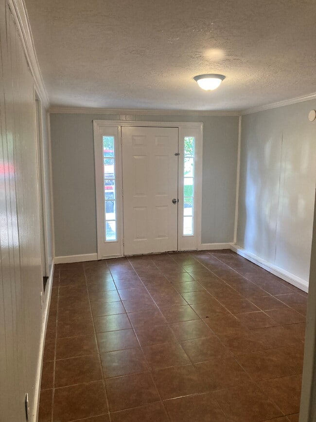 Building Photo - 3 Bedroom, 1 Bath House for Rent – Cozy & Convenient!