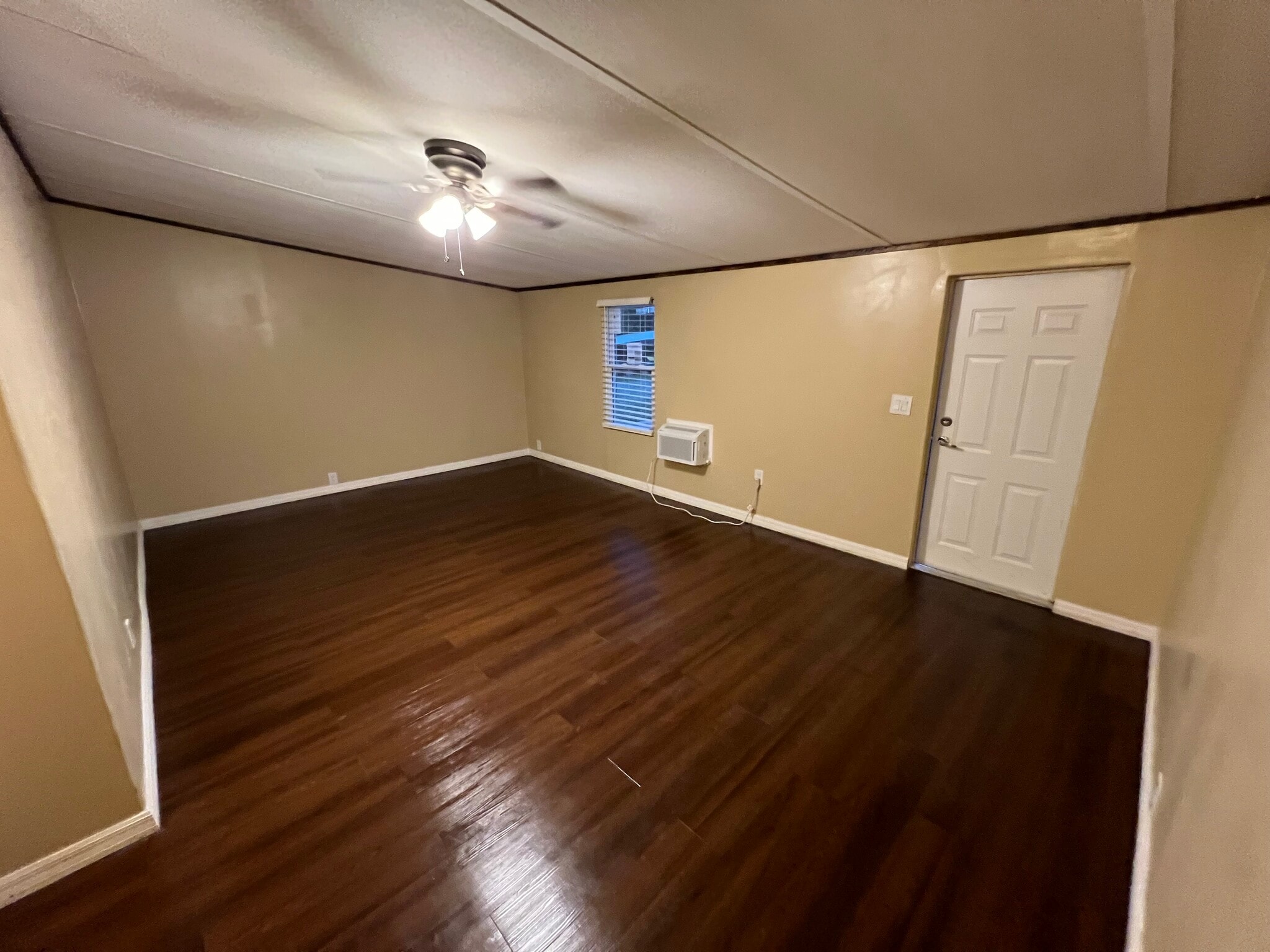 Extra large living room - 6506 Colony Park Dr