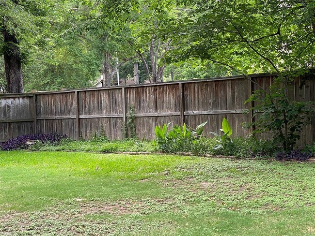 Building Photo - 2003 Creston Dr