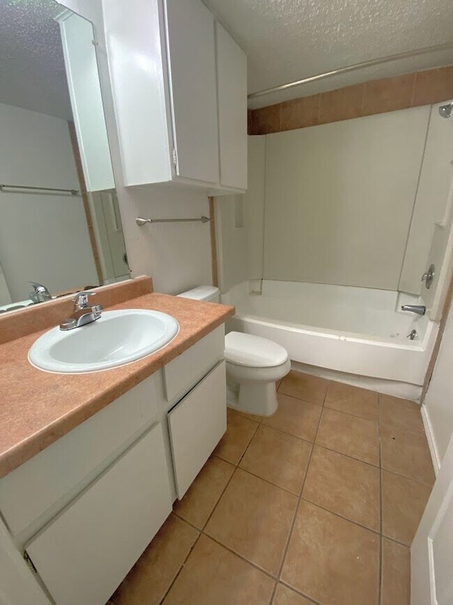 Building Photo - WATERFORD WEST CAMPUS - 4 BEDROOM - $2800