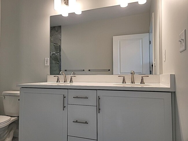 Building Photo - "Spacious 2-Bed, 2-Bath Gem in Medford - 1480 Sq Ft of Comfort Awaits!"