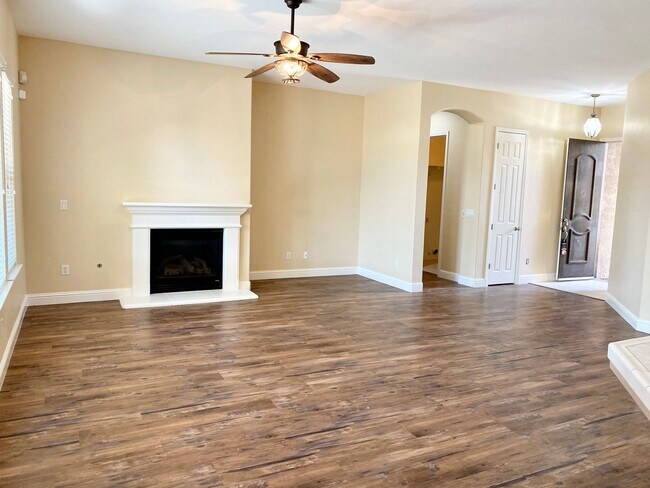 Building Photo - Custom North Fresno 4/3
