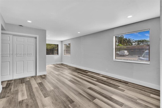 Building Photo - 329 SW 1st Ct