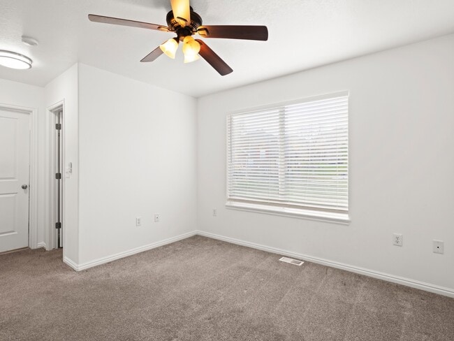 Building Photo - 5047 W Rock Butte Rd