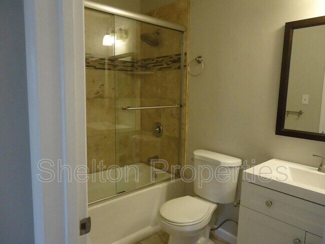 Building Photo - 1041 W 18th St