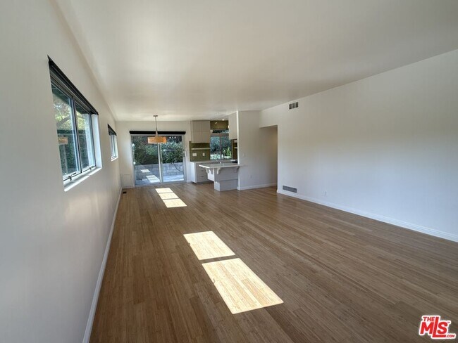 Building Photo - 2243 Silver Ridge Ave